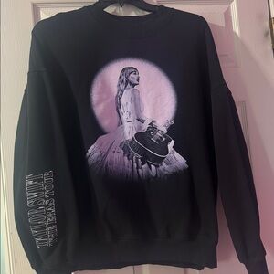 TAYLOR SWIFT | THE ERAS TOUR
ENCHANTED LIVE PHOTO
OVERSIZED CREWNECK